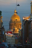 La Russie, St Petersburg, vue du dôme de la cathédrale de St Isaac au-dessus des toits des maisons image stock La Russie, St Petersburg, vue du dôme de la cathédrale de St Isaac au-dessus des toits des maisons image stock