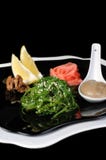 La salade d'algue de Chuka avec le sésame et l'arachide sauce Photographie stock La salade d'algue de Chuka avec le sésame et l'arachide sauce Photographie stock