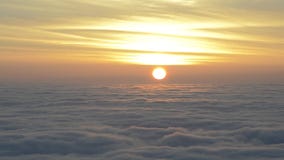 La salida del sol con las nubes se mueve rápidamente La salida del sol con las nubes se mueve rápidamente