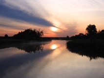 La salida del sol hermosa y los árboles agradables acercan al río, Lituania fotografía de archivo libre de regalías La salida del sol hermosa y los árboles agradables acercan al río, Lituania fotografía de archivo libre de regalías