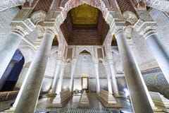 La salle avec les douze colonnes en tombes de Saadian, Marrakech Photos libres de droits La salle avec les douze colonnes en tombes de Saadian, Marrakech Photos libres de droits