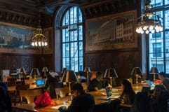 La salle de lecture dans la bibliothèque de New York image stock La salle de lecture dans la bibliothèque de New York image stock