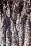 La saucisse traditionnelle est sèche sur le marché Produits gastronomiques pour le gourme image stock La saucisse traditionnelle est sèche sur le marché Produits gastronomiques pour le gourme image stock