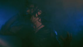 La scena di orrore con l'uomo di sofferenza del demone ha molti fronti terribili stock footage La scena di orrore con l'uomo di sofferenza del demone ha molti fronti terribili stock footage