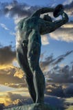 La sculpture en lanceur de disque dans la ville d'Athènes, Grèce photographie stock libre de droits La sculpture en lanceur de disque dans la ville d'Athènes, Grèce photographie stock libre de droits