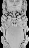 La scultura del leone del gesso, prende a pugni la colonna fotografia stock La scultura del leone del gesso, prende a pugni la colonna fotografia stock