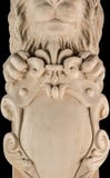 La scultura del leone del gesso, prende a pugni la colonna immagini stock La scultura del leone del gesso, prende a pugni la colonna immagini stock