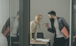 La secretaria atractiva seduce el jefe en oficina Empresaria en mirada de escritorio en el hombre de negocios barbudo Hombre bajo imagenes de archivo La secretaria atractiva seduce el jefe en oficina Empresaria en mirada de escritorio en el hombre de negocios barbudo Hombre bajo imagenes de archivo