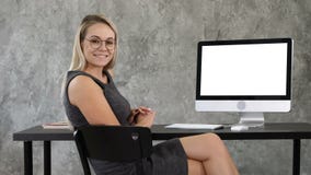 La señora hermosa del negocio en oficina está mirando la cámara y la sonrisa Visualización blanca metrajes La señora hermosa del negocio en oficina está mirando la cámara y la sonrisa Visualización blanca metrajes