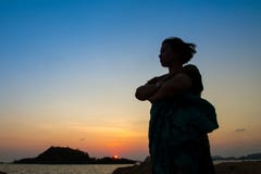 Dos De Femme Au Coucher Du Soleil Au Bord De La Mer Photos