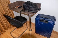 La silla de tabla con lleva el bolso y la maleta dentro del cuarto fotos de archivo libres de regalías La silla de tabla con lleva el bolso y la maleta dentro del cuarto fotos de archivo libres de regalías