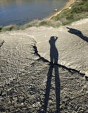 La silueta del hombre y la mujer figuran en fondo natural de la hierba Cuerpo del hombre en una tierra fotos de archivo La silueta del hombre y la mujer figuran en fondo natural de la hierba Cuerpo del hombre en una tierra fotos de archivo
