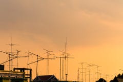 La silueta, telecomunicación se eleva con las antenas de TV y la antena parabólica en puesta del sol Muchos se dirigen las antena Fotografía de archivo libre de regalías La silueta, telecomunicación se eleva con las antenas de TV y la antena parabólica en puesta del sol Muchos se dirigen las antena Fotografía de archivo libre de regalías