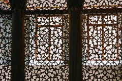 La siluetta di struttura ha modellato gli schermi nella moschea Costantinopoli, Turchia immagine stock libera da diritti La siluetta di struttura ha modellato gli schermi nella moschea Costantinopoli, Turchia immagine stock libera da diritti