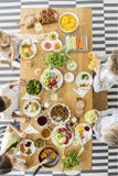La sobremesa de madera con las verduras coloridas, fruta, cocinó platos imagenes de archivo La sobremesa de madera con las verduras coloridas, fruta, cocinó platos imagenes de archivo
