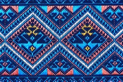 La soie thaïlandaise colorée handcraft la fin péruvienne de surface de couverture de style vers le haut de plus de ce motif et de photo stock La soie thaïlandaise colorée handcraft la fin péruvienne de surface de couverture de style vers le haut de plus de ce motif et de photo stock