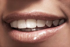 La sonrisa de la mujer feliz macra con los dientes blancos sanos fotografía de archivo La sonrisa de la mujer feliz macra con los dientes blancos sanos fotografía de archivo