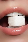 La sonrisa femenina feliz del primer con los dientes blancos sanos, los labios rojos brillantes construye Cuidado de la cosmetolo foto de archivo libre de regalías La sonrisa femenina feliz del primer con los dientes blancos sanos, los labios rojos brillantes construye Cuidado de la cosmetolo foto de archivo libre de regalías