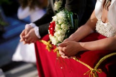 la sposa e lo sposo che si inginocchiano nella chiesa Immagini Stock Libere da Diritti la sposa e lo sposo che si inginocchiano nella chiesa Immagini Stock Libere da Diritti