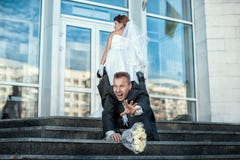 La sposa incita lo sposo per sposare fotografia stock La sposa incita lo sposo per sposare fotografia stock