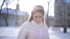La sposa in vestito alla moda da serenità si allontana e gira la sua testa video d archivio La sposa in vestito alla moda da serenità si allontana e gira la sua testa video d archivio