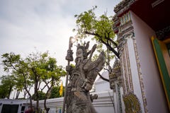 La statua gigante cinese a Wat Phra Chetuphon Wat Pho o a Wat Phra Chetuphon Vimolmangklararm Rajwaramahaviharn immagini stock La statua gigante cinese a Wat Phra Chetuphon Wat Pho o a Wat Phra Chetuphon Vimolmangklararm Rajwaramahaviharn immagini stock