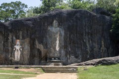 La statue de haut de Bouddha de 15 mètres prend l'étape de centre chez Buduruwagala, près de Wellawaya dans Sri Lanka central Photos libres de droits La statue de haut de Bouddha de 15 mètres prend l'étape de centre chez Buduruwagala, près de Wellawaya dans Sri Lanka central Photos libres de droits