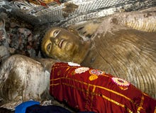 La statue étendue longue de Bouddha de 14 mètres à l'intérieur de la caverne une aux temples de caverne de Dambulla chez Dambulla Image libre de droits La statue étendue longue de Bouddha de 14 mètres à l'intérieur de la caverne une aux temples de caverne de Dambulla chez Dambulla Image libre de droits