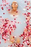 La stazione termale si rilassa il bagno del fiore Salute della donna, trattamento di bellezza, cura del corpo fotografia stock La stazione termale si rilassa il bagno del fiore Salute della donna, trattamento di bellezza, cura del corpo fotografia stock