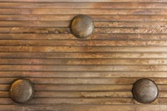 La struttura del fondo del soffitto arrugginito ondulato del metallo ha fornito i wi immagine stock libera da diritti La struttura del fondo del soffitto arrugginito ondulato del metallo ha fornito i wi immagine stock libera da diritti