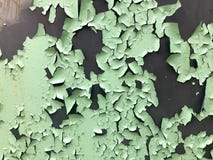 La struttura della pittura verde chiaro della sbucciatura del vecchio turchese misero con le crepe ed i graffi sulla parete arrug immagine stock libera da diritti La struttura della pittura verde chiaro della sbucciatura del vecchio turchese misero con le crepe ed i graffi sulla parete arrug immagine stock libera da diritti