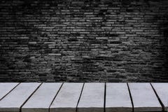 La Tabella svuota i precedenti è fondo degli scaffali di legno superiori vuoti del muro di mattoni e della parete di pietra fotografia stock libera da diritti La Tabella svuota i precedenti è fondo degli scaffali di legno superiori vuoti del muro di mattoni e della parete di pietra fotografia stock libera da diritti