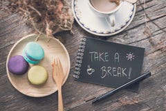 La tasse de café avec le macaron et prennent une note de coupure Photos libres de droits La tasse de café avec le macaron et prennent une note de coupure Photos libres de droits