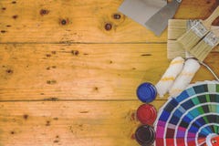 La tavola di lavoro del decoratore e del pittore con la casa proietta, colora lo swatc fotografia stock La tavola di lavoro del decoratore e del pittore con la casa proietta, colora lo swatc fotografia stock