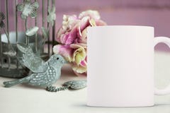 La tazza da caffè in bianco bianca pronta per il vostro progetta/citazione fotografia stock libera da diritti La tazza da caffè in bianco bianca pronta per il vostro progetta/citazione fotografia stock libera da diritti