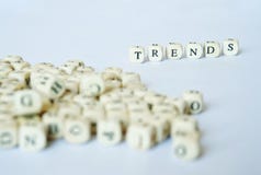 La tendencia de la palabra se presenta en una superficie blanca imagen de archivo libre de regalías La tendencia de la palabra se presenta en una superficie blanca imagen de archivo libre de regalías