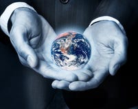 La terre dans des nos mains images libres de droits La terre dans des nos mains images libres de droits