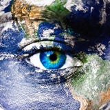 La terre de planète et oeil humain