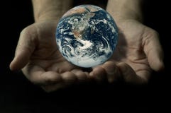 La terre sur les mains La terre sur les mains