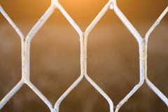 La texture du trellis du plancher argenté, la lumière traverse le trellis, le fond du trellis en métal photos stock La texture du trellis du plancher argenté, la lumière traverse le trellis, le fond du trellis en métal photos stock