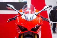 La Thaïlande - décembre 2018 : vue franche étroite de la motocyclette rouge de Ducati présentée dans l'expo Nonthaburi Thaïlande image stock La Thaïlande - décembre 2018 : vue franche étroite de la motocyclette rouge de Ducati présentée dans l'expo Nonthaburi Thaïlande image stock