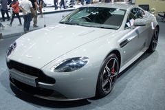 La Thaïlande - décembre 2018 : vue franche étroite de la voiture de sport superbe de coupé avantageux d'Aston Martin v8 présentée images stock La Thaïlande - décembre 2018 : vue franche étroite de la voiture de sport superbe de coupé avantageux d'Aston Martin v8 présentée images stock