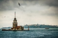 La torre nubile del ` s, Bosphorus, Costantinopoli, Turchia fotografia stock libera da diritti La torre nubile del ` s, Bosphorus, Costantinopoli, Turchia fotografia stock libera da diritti