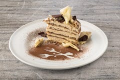 La torta del Tiramisu con el chocolate blanco y oscuro forma escamas Imagen de archivo La torta del Tiramisu con el chocolate blanco y oscuro forma escamas Imagen de archivo