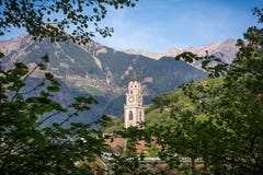 la tour de cloche de la cathédrale de Saint-Nicolas dans Merano, Bolzano, Tyrol du sud, Italie photo libre de droits la tour de cloche de la cathédrale de Saint-Nicolas dans Merano, Bolzano, Tyrol du sud, Italie photo libre de droits