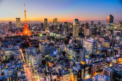 la tour en acier de Tokyo d'élévation résidentielle moderne élevée en verre concrète du Japon de constructions de construction d' photo stock la tour en acier de Tokyo d'élévation résidentielle moderne élevée en verre concrète du Japon de constructions de construction d' photo stock