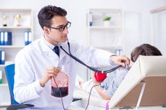 La transfusion sanguine de obtention patiente dans la clinique d'hôpital Image libre de droits La transfusion sanguine de obtention patiente dans la clinique d'hôpital Image libre de droits