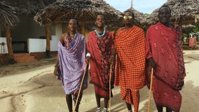 La tribù masai balla il ballo nazionale al tramonto ed ha dato l'addio al sole 4K La tribù masai balla il ballo nazionale al tramonto ed ha dato l'addio al sole 4K