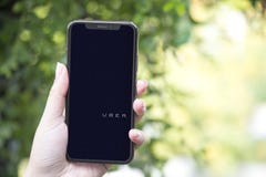 La Turquie, Istanbul - 15 septembre 2018 : Mains sur l'expérience sur Uber Révision de l'application d'Uber Représentation d'Uber images stock La Turquie, Istanbul - 15 septembre 2018 : Mains sur l'expérience sur Uber Révision de l'application d'Uber Représentation d'Uber images stock