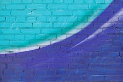 La turquoise, violet colorés et blanc ont peint le mur de briques photographie stock libre de droits La turquoise, violet colorés et blanc ont peint le mur de briques photographie stock libre de droits